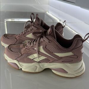 Reebok Women's Dusty Pink and Cream Sneakers